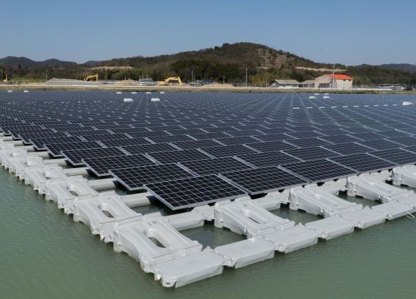 Iliustrasi PLTS Terapung. Foto: dunia-energi.com