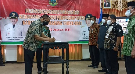 Penandatanganan perjanjian kerja sama seleksi perangkat desa Kabupaten Semarang. (Foto: Instagram @diskominfosemarangkab)