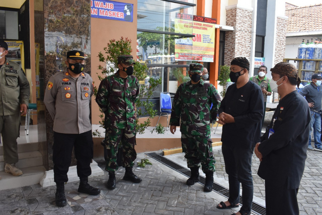 Bupati Karanganyar, Juliyatmono bersama Forkopimda meninjau pengisian ulang oksigen gratis. Foto: karanganyarkab.go.id