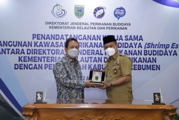 Bupati Kebumen bersama Menteri KKP saat penandatanganan kerja sama pembangunan shrimp estate. (Foto: Laman kebumenkab.go.id)