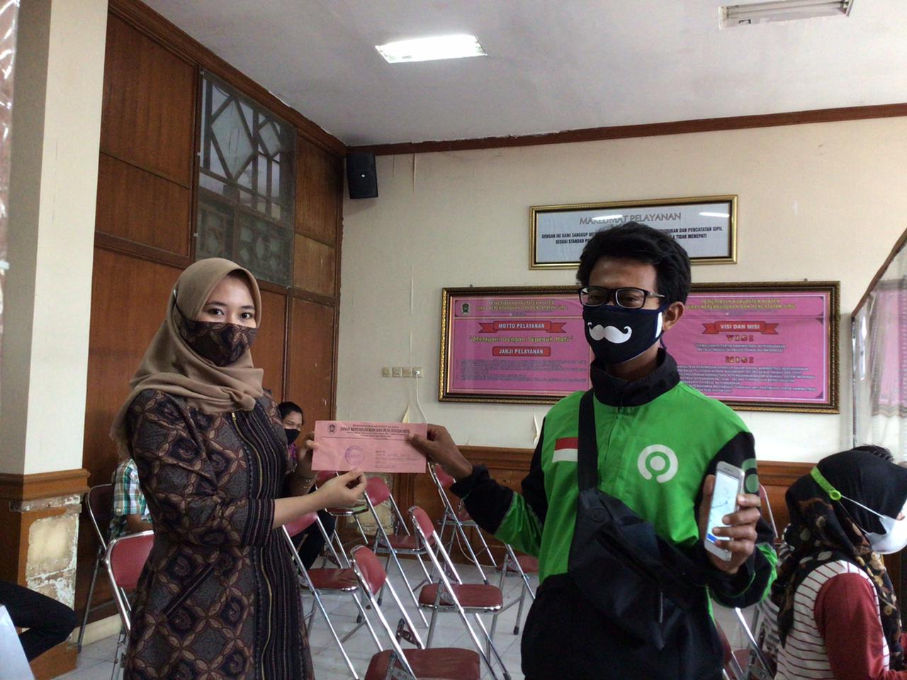 Ilustrasi petugas Dukcapil saat mengirimkan dokumen kependudukan melalui ojol. Foto: klatenkab.go.id