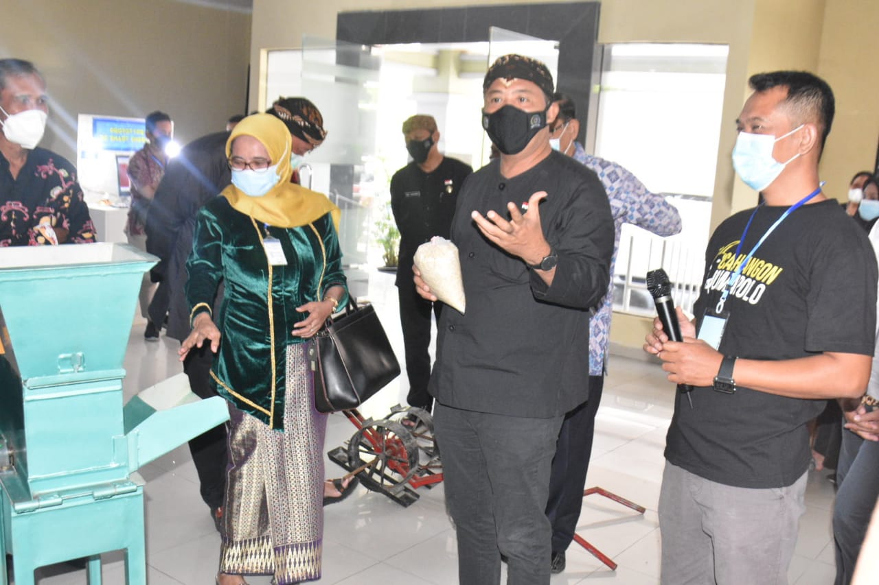 Bupati Karanganyar, Juliyatmono saat meninjau Kreanova 2021. Foto: jatengprov.go.id