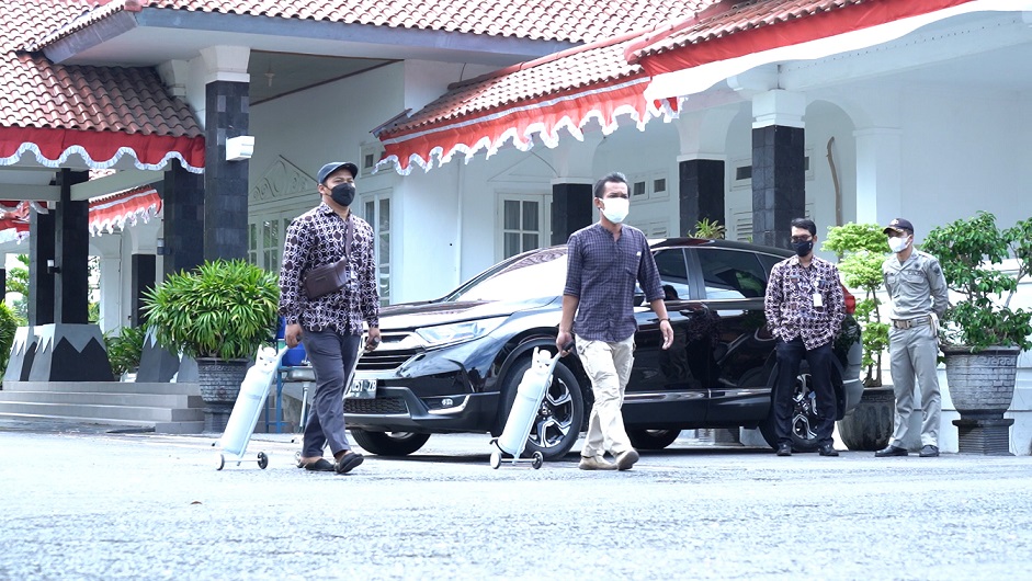 Sejumlah warga saat mengantre pembagian oksigen gratis di Rumah Dinas Bupati Bantul. Foto: bantulkab.go.id