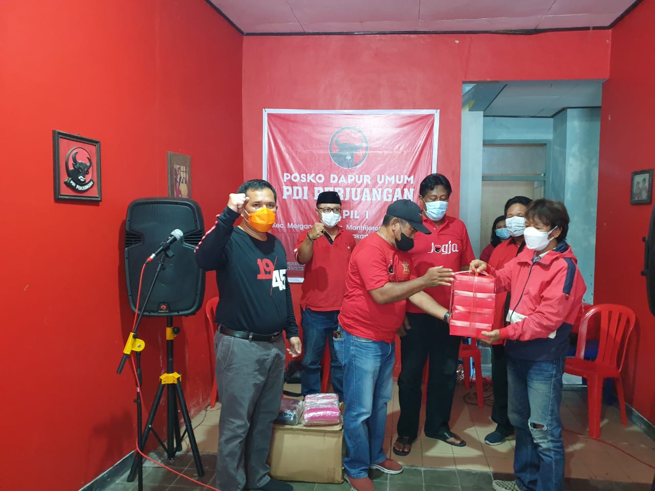 Ketua DPC PDI P Kota Yogyakarta, Eko Suwanto bersama Fraksi PDI P DPRD Kota Yogyakarta meresmikan posko dapur umum. Foto: PDI P Kota Yogyakarta