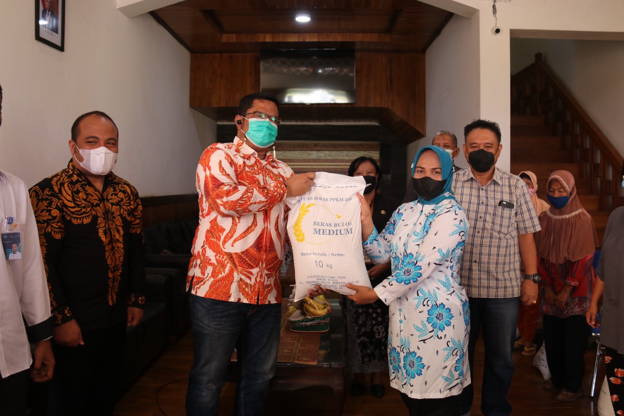 Wabup Blora dan Pimpinan Cabang Perum Bulog Pati saat penyerahan simbolis beras bantuan. Foto: blorakab.go.id