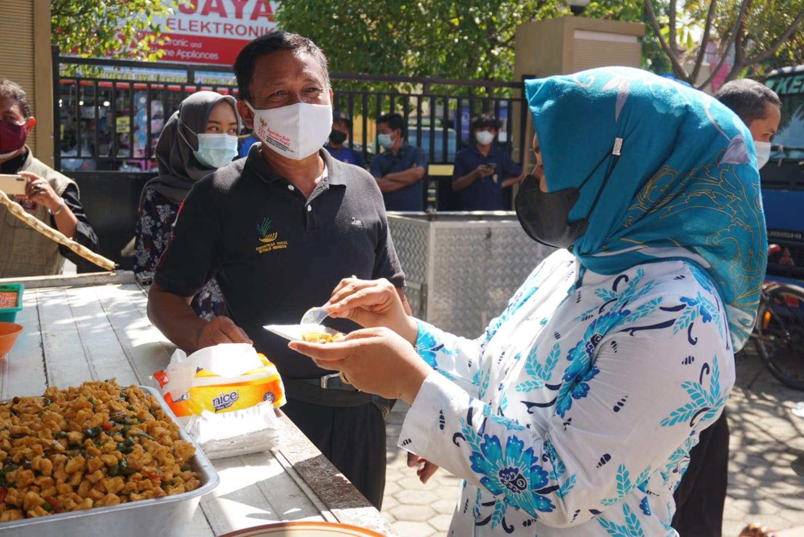 Wabup Blora Tri Yuli Setyowati saat meninjau aktivitas dapur umum Dinas Sosial. Foto: blorakab.go.id