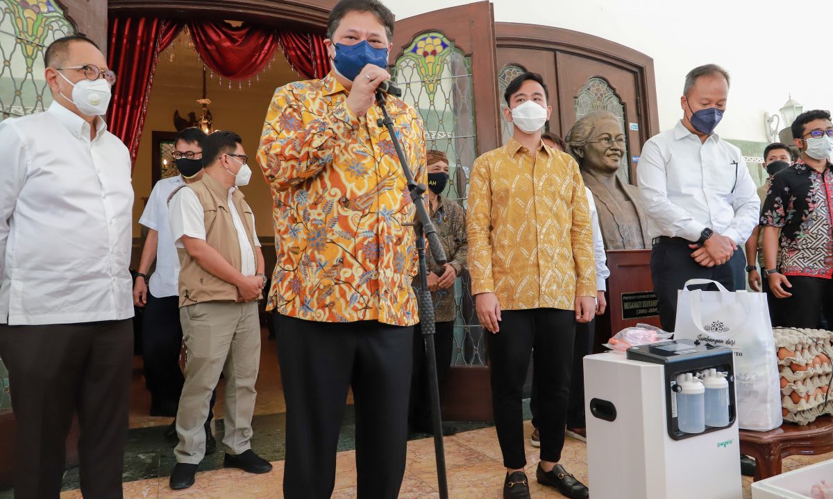 Menko Bidang Perekonomian bersama Wali Kota Surakarta saat menyerahkan bantuan Oxygen Concentrator. Foto: jatengprov.go.id 