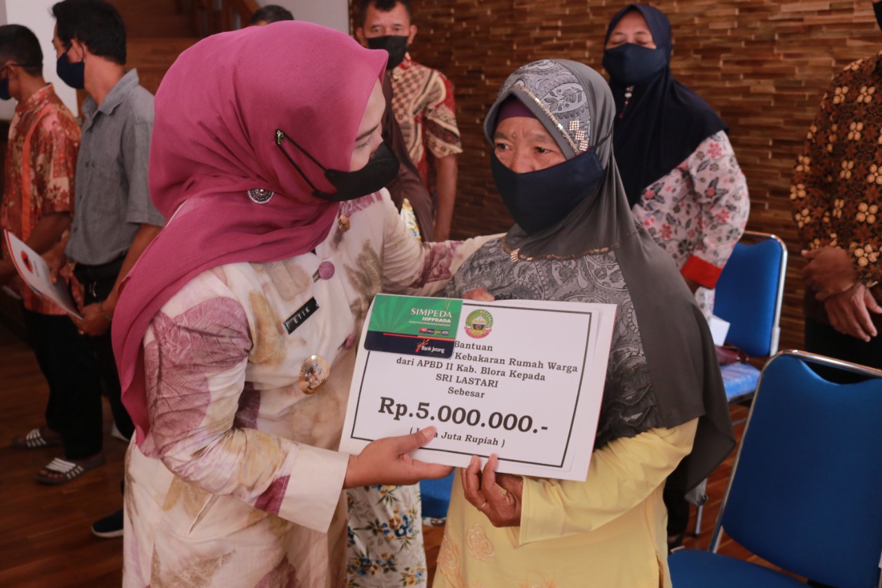 Wabup saat menyerahkan bantuan tersebut di Lobi Center Point Setda Blora. Foto: jatengprov.go.id