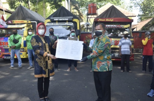 Bupati Grobogan, Sri Sumarni saat menerima 2.000 paket sembako dari staf Sekretariat Presiden. (Foto: Laman grobogan.go.id).
