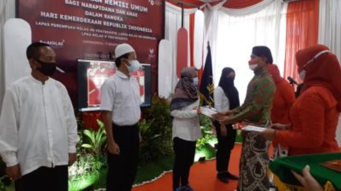 Bupati Gunungkidul, Sunaryanta saat menyerahkan remisi, Selasa (17/8). (Foto: Laman gunungkidulkab.go.id)