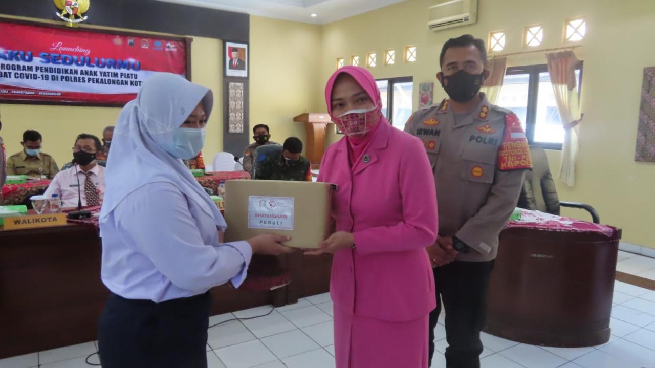 Penyerahan simbolis beasiswa Aku Sedulurmu. Foto: pekalongankota.go.id