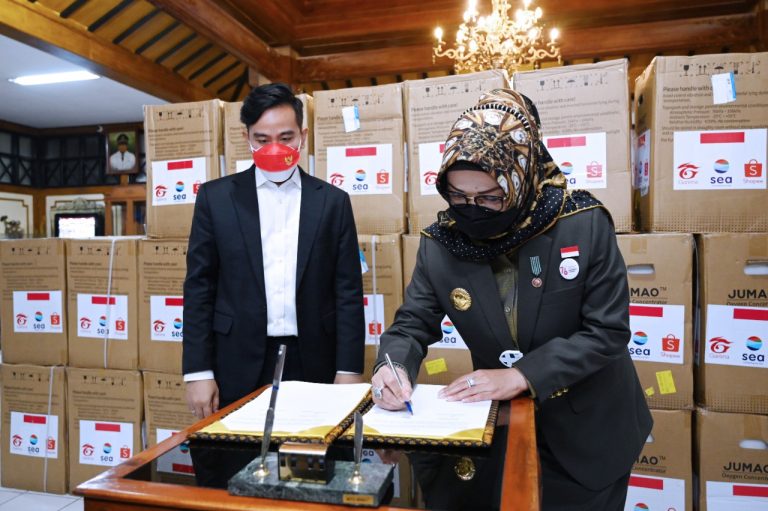 Wali Kota Surakarta, Gibran Rakabuming dan Bupati Sukoharjo, Etik Suryani saat pendistribusian bantuan oxygen concentrator. Foto: sukoharjokab.go.id