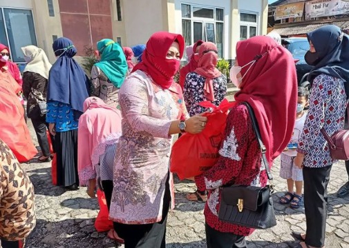 Ketua TP PKK Kabupaten Semarang, Peni Ngesti Nugraha menyerahkan paket sembako. (Foto: Instagram @diskominfosemarangkab.)