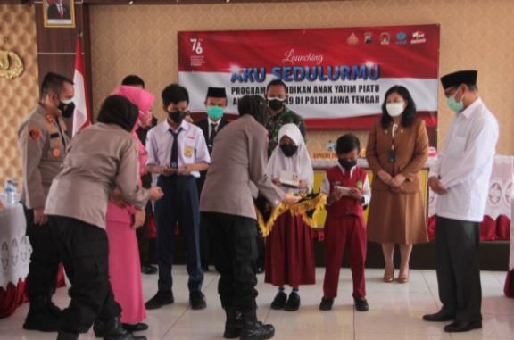 Penyerahan beasiswa Program Aku Sedulurmu bagi empat anak yatim piatu terdampak Covid-19 di Temanggung. (Foto: Laman mediacenter.temanggungkab.go.id)