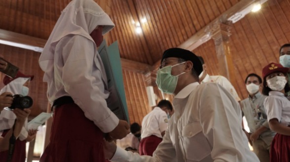 Bupati Temanggung, HM Al Khadziq menyerahkan bantuan PIP kepada pelajar. (Foto: Laman mediacenter.temanggungkab.go.id)