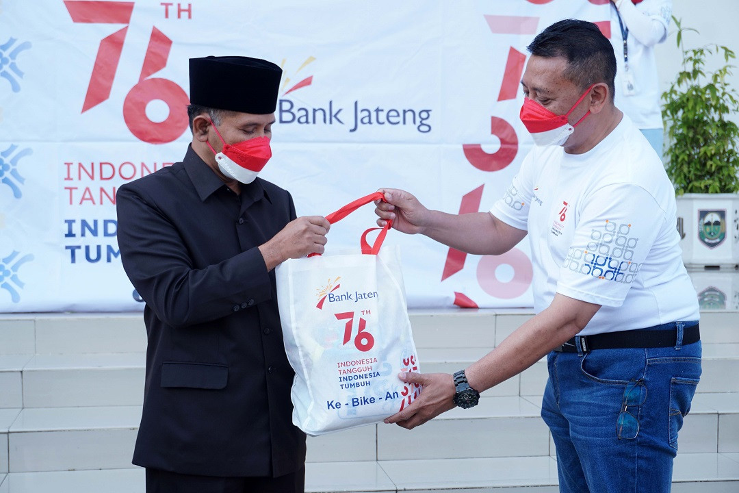 Pimpinan Bank Jateng Cabang Boyolali M. Yuda Negara menyerahkan secara simbolis bantuan kepada Bupati Boyolali M. Said Hidayat. Foto: boyolalikab.go.id