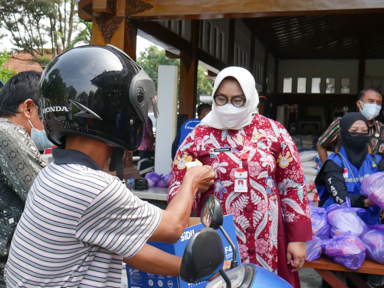 Bupati Sragen, Kusdinar Untung Yuni Sukowati saat memberikan lansung bantuan paket sembako di halaman Pendapa Sumonegaran. Foto: jatengprov.go.id
