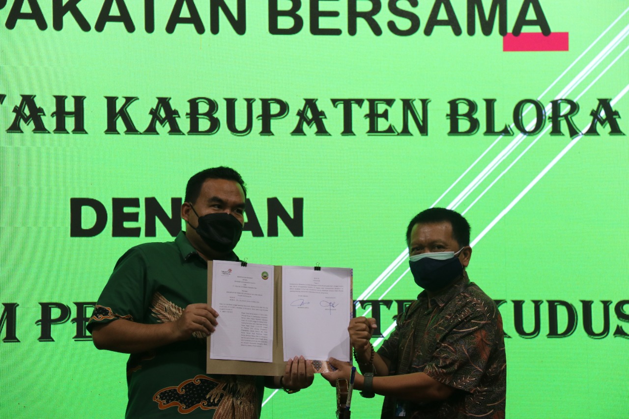 Bupati Blora Arief Rahman dan GM PT Telkom Persero Witel Kudus Soemarjanto saat penandatanganana MoU. Foto: blorakab.go.id