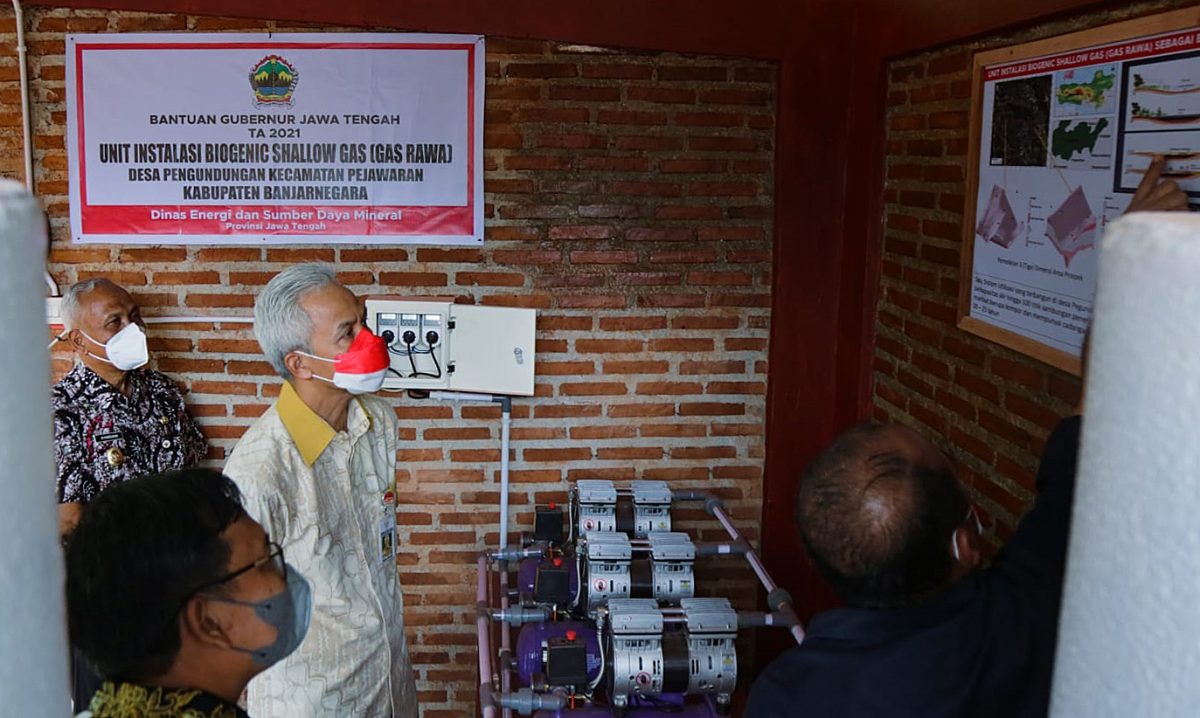 Gubernur Jawa Tengah, Ganjar Pranowo, meninjau Biogenic Shallow Gas di Desa Pegundang. Foto: banharnegarakab.go.id.