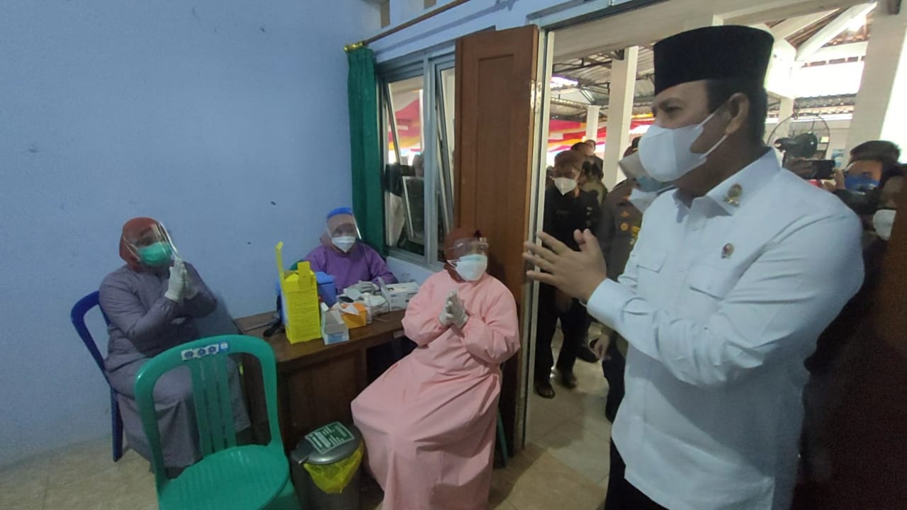 Kepala BNPT, Komjen Pol. Boy Rafli Amar mengkunjungi vaksinasi massal di Desa Menjing, Kecamatan Jenawi. Foto: karanganyarkab.go.id