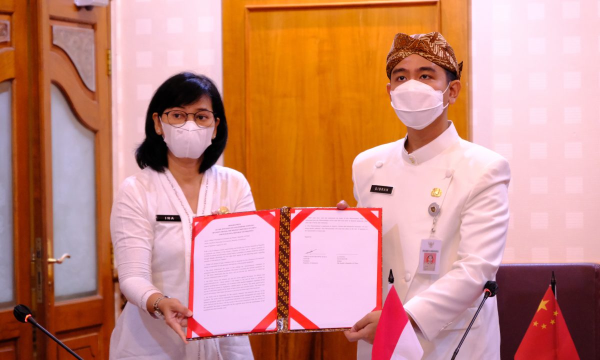Wali Kota Surakatra, Gubran Rakabuming saat penandatangan memorandum dengan Wakil Wali Kota Zhuhai, Li Chong. Foto: Surakarta.go.id
