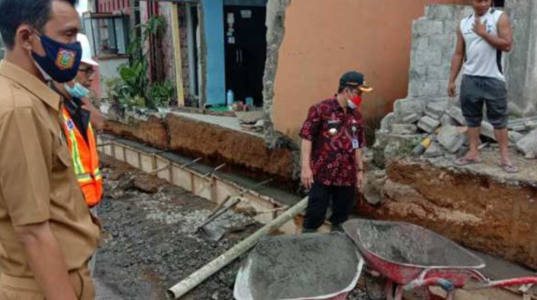 Bupati Wonosobo, Afif Nurhidayat saat meninjau proyek pelebaran jalan menuju ke Dieng. (Foto: Laman website.wonosobokab.go.id)