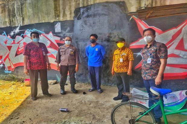 Mural Presiden Jokowi not found dihapus oleh petugas Foto: Humas POLRI