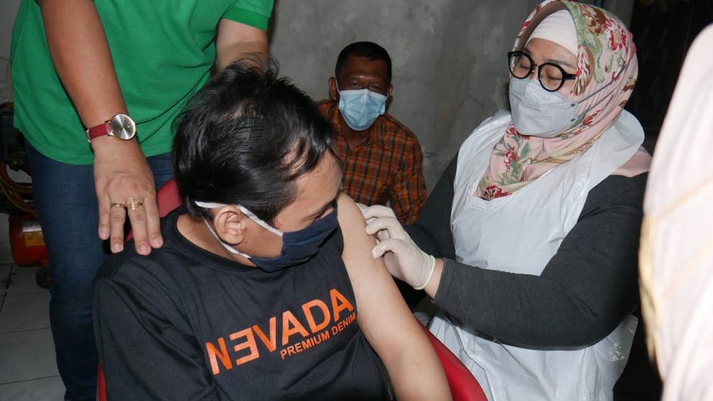 Bupati Sragen, Kusdinar Untung Yuni Sukowati saat menjadi vaksinator di Desa Karanganyar. Foto: sragenkab.go.id