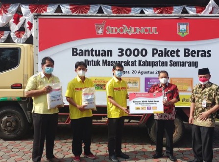 PT Sidomuncul menyerahkan bantuan beras untuk disalurkan oleh Pemkab Semarang. (Foto: Instagram @diskominfosemarangkab)