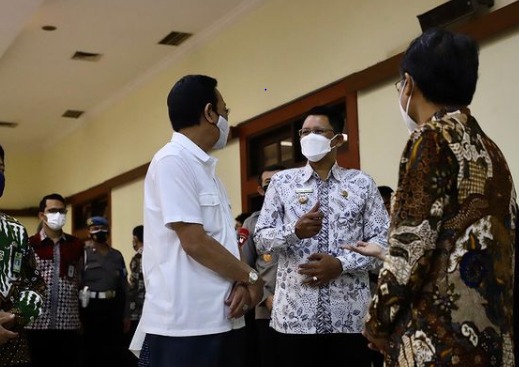 Gubernur DIY, Sri Sultan Hamengku Buwono X bersama Wakil Bupati Sleman, Danang Maharsa saat meninjau vaksinasi Covid-19 bagi ibu hamil. (Foto: Instagram @humassleman)