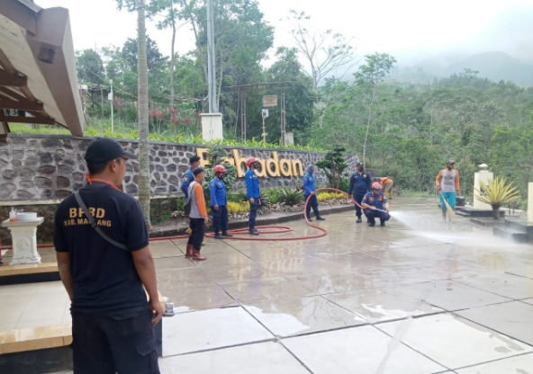 Pemkab Magelang membersihkan endapan abu vulkanik Gunung Merapi di PGM Babadan (Foto: Laman beritamagelang.id)