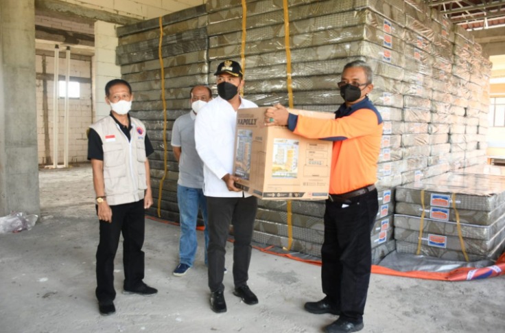 Bupati Karanganyar, Juliyatmono, menerima bantuan perlengkapan fasilitas isolasi terpusat dari BNPB (Foto: Laman karanganyarkab.go.id)
