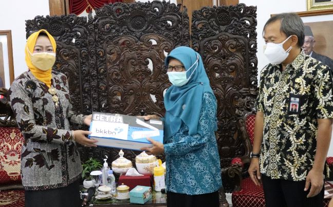 Penyerahan secara simbolis program Dahsat Kabupaten Brebes. Foto: brebeskab.go.id
