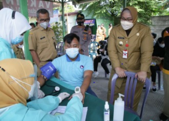 Bupati Sragen, Kusdinar Untung Yuni Sukowati saat meninjau vaksinasi pekerja pabrik di Kecamatan Masaran (Foto: Laman sragenkab.go.id)