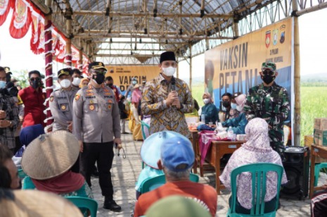 Bupati Kendal, Dico M. Ganinduto saat meninjau vaksinasi Covid-19 khusus bagi petani (Foto: Laman kendalkab.go.id)
