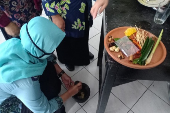 Anggota PKK Temanggung mempraktikan pemanfaatan empon-empon (Foto: Laman mediacenter.temanggungkab.go.id)