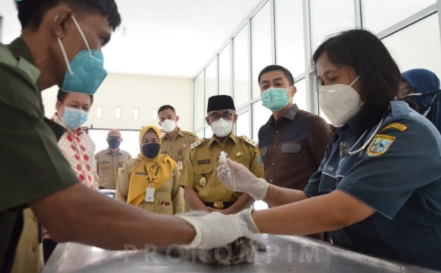 Vaksinasi rabies bagi hewan peliharaan di Salatiga (Foto: Facebook Humas Setda Salatiga)
