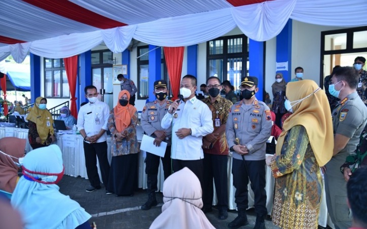 Bupati Kebumen, Arif Sugiyanto saat meninjau vaksinasi bagi pelaku UMKM (Foto: Laman kebumenkab.go.id)