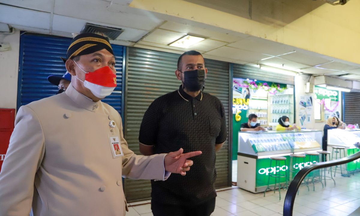 Wakil Wali Kota Surakarta, Teguh Prakosa saat meninjau prokes di Pasar Singosaren. Foto: surakartakab.go.id