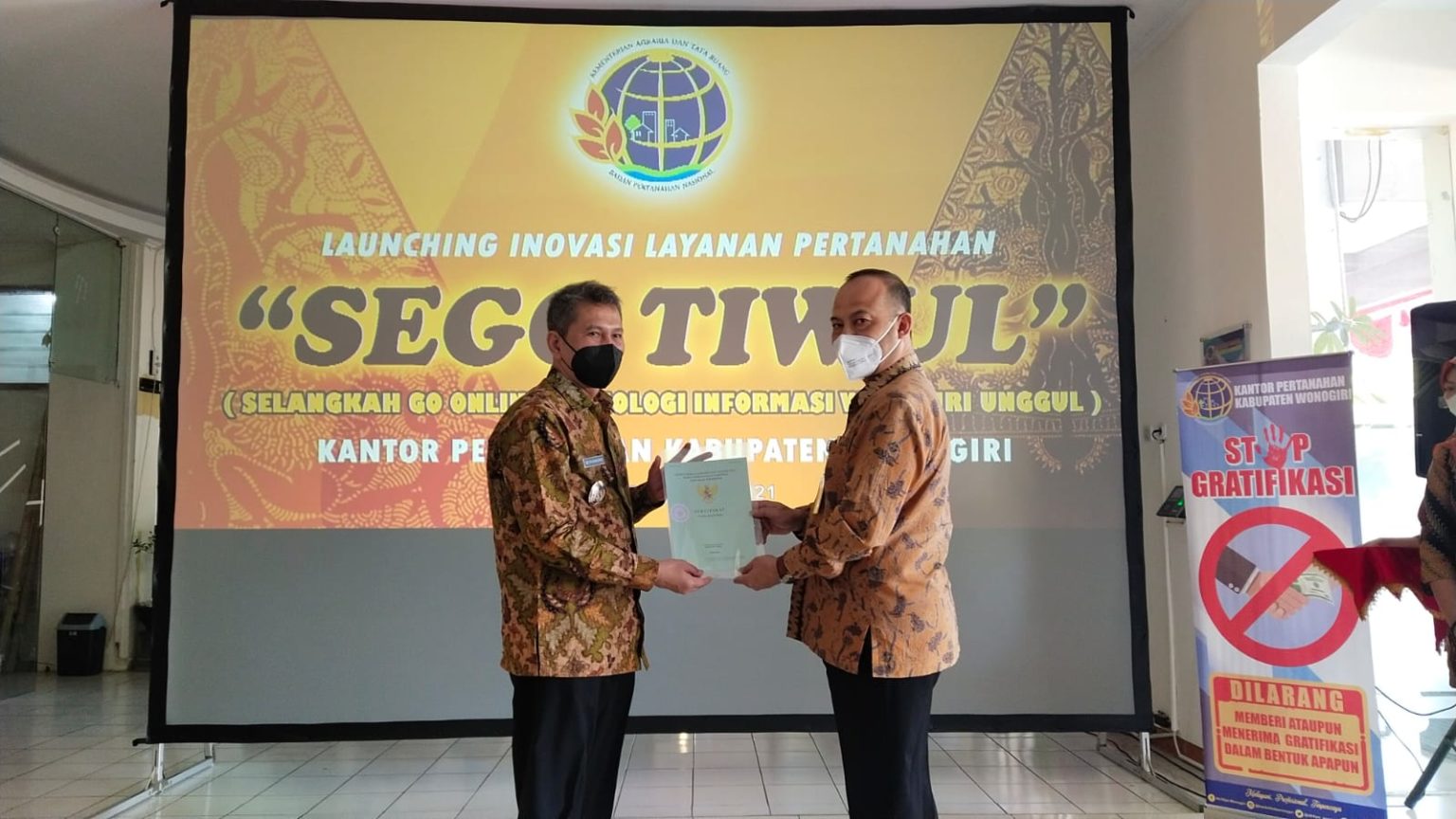 Kepala BPN Wonogiri, Heru Muljanto dan Wabup Wonogiri, Setyo Sukarno saat peluncuran Sego Tiwul. Foto: jatengprov.go.id