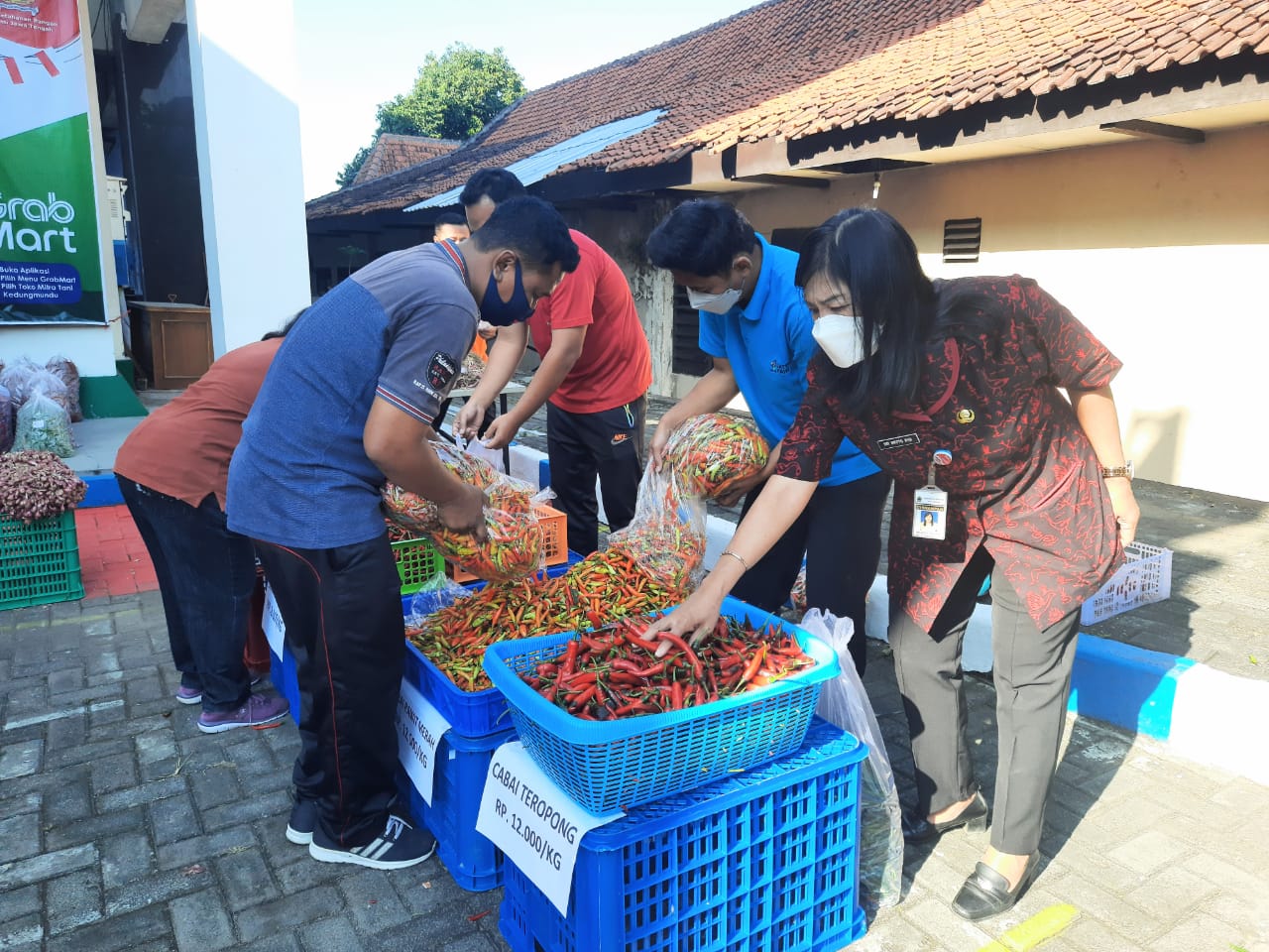 Aktivitas ASN Pemprov Jateng saat memboyong cabai lokal. Foto: jatengprov.go.id