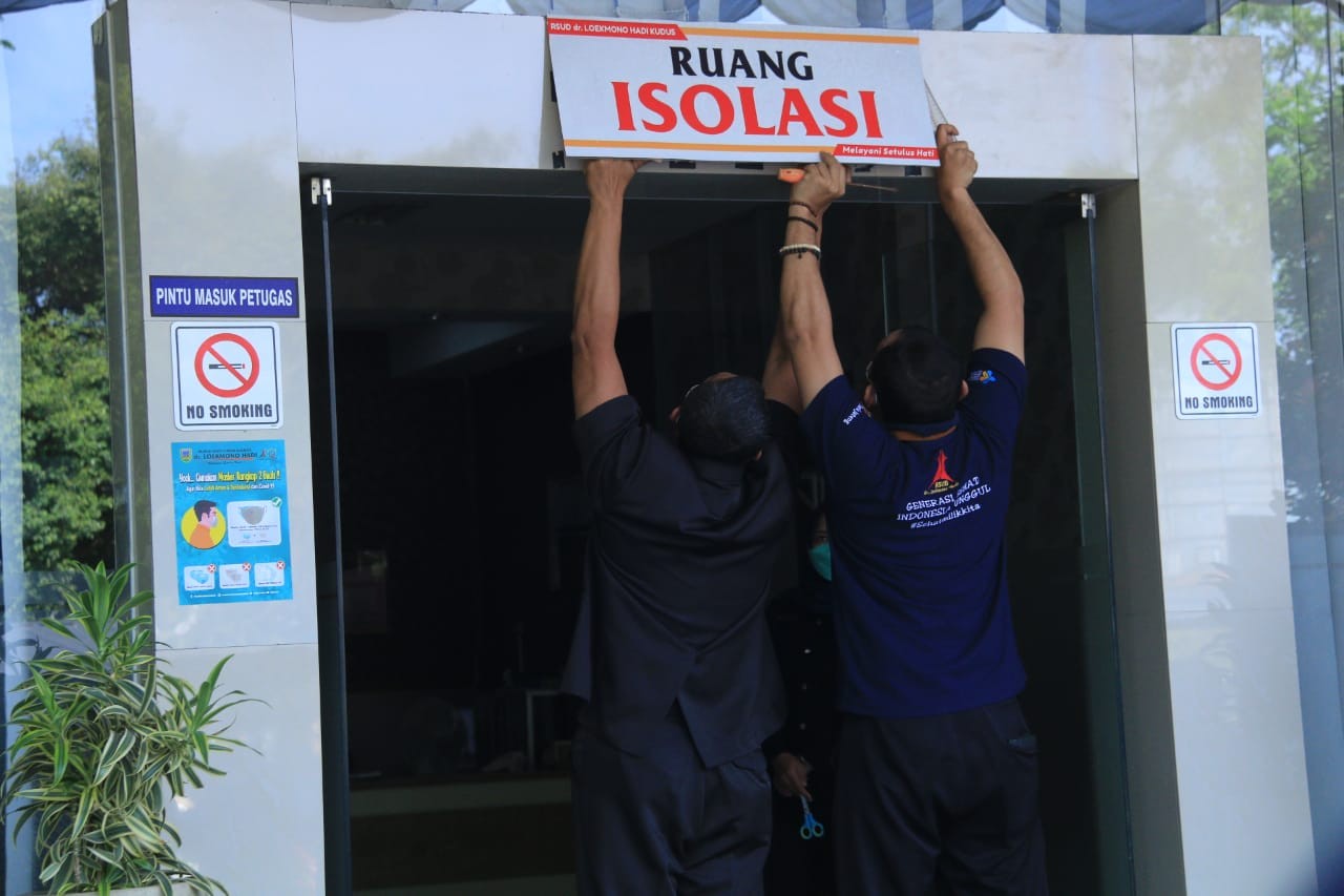 Petugas RSUD dr. Loekmono Hadi Kudus saat menutup ruang isolasi pasien Covid-19. Foto: kuduskab.go.id