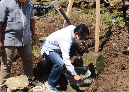 Wakil Bupati Gunungkidul, Heri Susanto secara simbolis memulai pembangunan dam parit  (Foto: Instagram @pemkabgunungkidul)