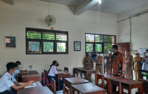 Wali Kota Semarang, Hendrar Prihadi meninjau pelaksanaan PTM (Foto: Laman semarangkota.go.id)