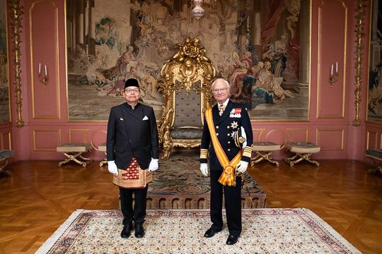 Duta Besar Republik Indonesia (Dubes RI) untuk Kerajaan Swedia dan Republik Latvia, Kamapradipta Isnomo bersama Raja Swedia, Carl XVI Gustaf. Foto: kemlu.go.id