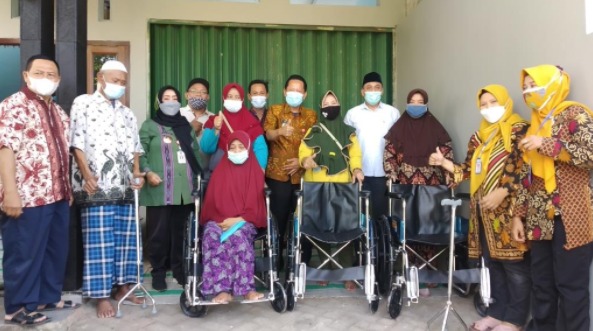 Warga Ngaliyan menerima bantuan kursi roda dan tongkat dari Baznas Kota Semarang (Foto: Laman semarangkota.go.id)