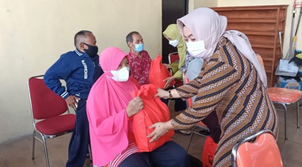 Ketua TP PKK Kabupaten Semarang menyerahkan sembako bagi penyandang disabilitas (Foto: Laman main.semarangkab.go.id)