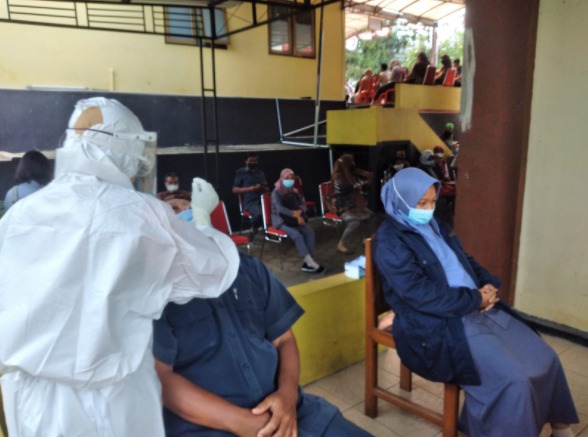 Guru di Kabupaten Temanggung melakukan swab antigen menjelang PTM (Foto: Laman mediacenter.temanggungkab.go.id)