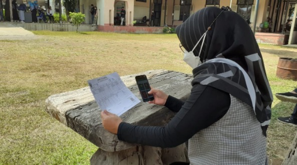 Warga Kabupaten Magelang mengurus Adminduk menggunakan aplikasi Genduk Manis (Foto: Laman beritamagelang.id)