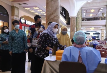 Bupati Sleman, Kustini Sri Purnomo saat meninjau vaksinasi bagi disabilitas di SCH (Foto: Instagram @humassleman)